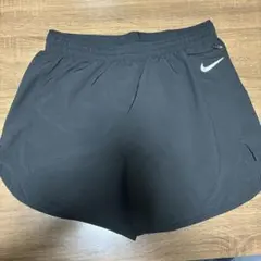 美品Nike ブラックショートパンツ ジッパーポケット付きレディースMパンツ付き