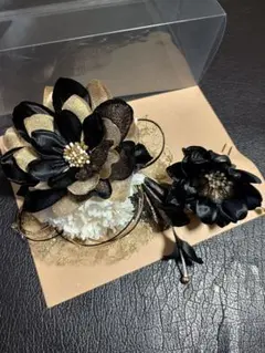 金色と黒色の花モチーフ髪飾り