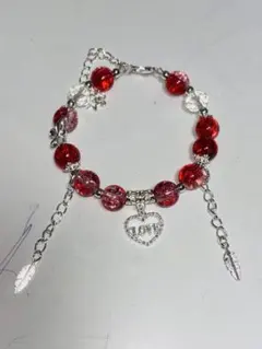 55蝶パーツ付き赤グラデブレスレット