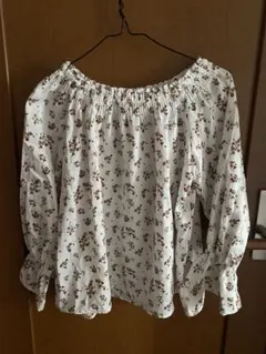 花柄トップス