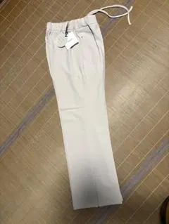 Emura サマミエフレアスリットパンツ　クリーム色 新品タグ付き