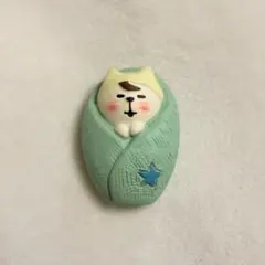 新品未使用 デコレ コンコンブル 猫の赤ちゃん おくるみ BOY 男の子 置物のサムネイル