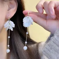 花びら パール ロングピアス ゴールド 大ぶり 韓国 上品 結婚式 パーティー