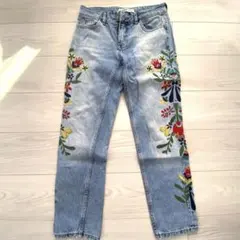ZARA 花柄刺繍ライトブルーデニムパンツ