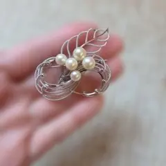 Silver パール風飾り付き ブローチ