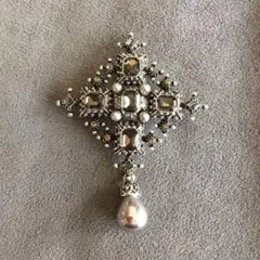ガラスパールとラインストーンのバロック調ブローチです