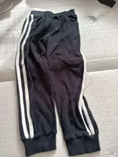 110サイズ 黒い長ズボン ストライプ付き