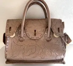 グレースコンチネンタル カービングバッグ ピンク系エンボス加工 花柄ハンドバッグ