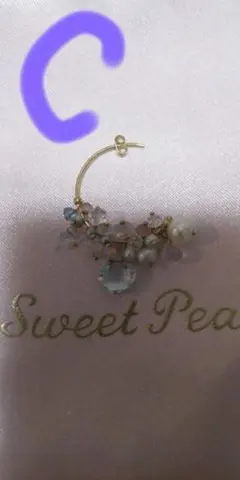※【SweetPea/両耳で揃う】Cデザイン2.3㎝フープ 21石 全長4.3㎝のサムネイル