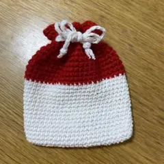 赤と白の編み物巾着袋