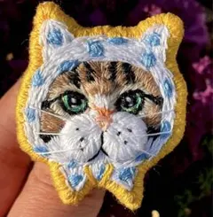 猫のブローチ　猫刺繍　刺繍ブローチ　ハンドメイド　ほっかむり