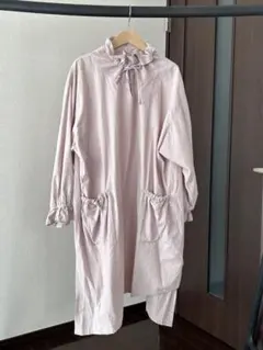 柔らかなピンクのスタンドカラーワンピース
