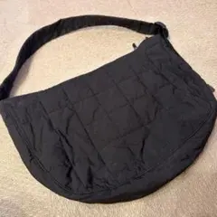 COS キルティングメッセンジャーバッグ ブラック