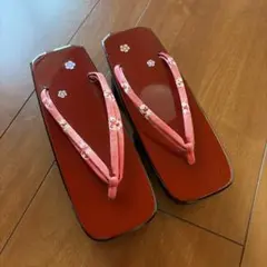 赤い木製下駄 花柄鼻緒付き