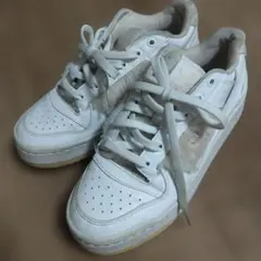 アディダス ホワイト スニーカー