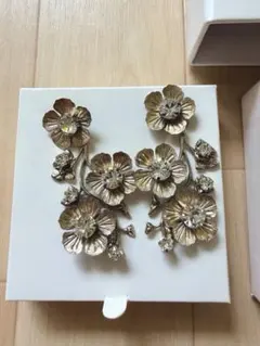Elizabeth bower フラワーモチーフイヤリング