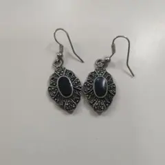 アンティーク調 オーバルモチーフ 揺れるピアス