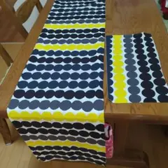 マリメッコのラシィマットの黄色黒の生地です。146×36と45×23