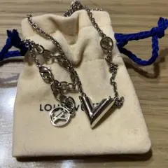 Louis Vuitton エセンシャルV ネックレス シルバーのサムネイル