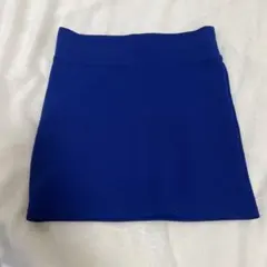 青いポリエステルタイトスカート