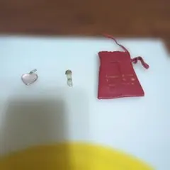 ペンダントトップ2個セット 赤いポーチ付き