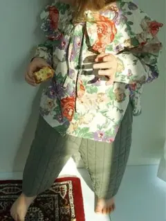 monmimi 花柄ブラウス　トップスのサムネイル
