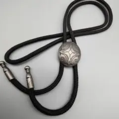 未使用保管品　威厳のループタイネックレス 〜刻まれし象徴と静謐の銀盤〜