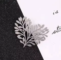 ハート型ツリーブローチ　リーフ　シルバーカラー　北欧風　お洒落　ハート　ハート型