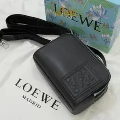 ブラックレザーのメッセンジャーバッグ、 L0EWEジッパー付きポケットと調整可能