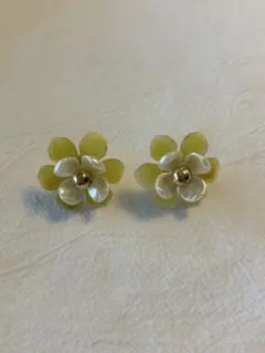 花型ピアス 淡い黄色と白