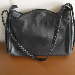 黒 レザー ショルダーバッグ 編み込みデザイン