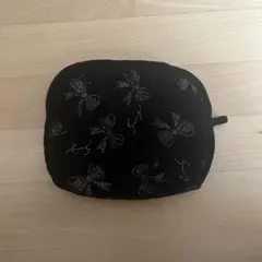 リボン模様の黒ポーチ