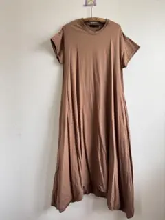 ブラウン ロングワンピース 半袖 フレアシルエット