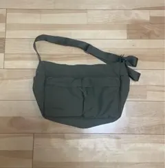 UNIQLO ショルダーバッグ　カーキのサムネイル