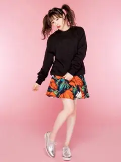 タグ付き新品未使用/ゲスGUESSエンボス加工スウェットトップス紺