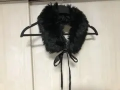 黒のファーとサテンのティペット（2点セット、バラ売可）