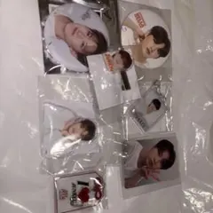 treasure ジュンギュ　缶バッジ　カプセルトイ　クリップ　お守り　トレカ