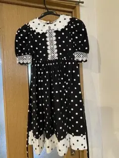 水玉模様の半袖ワンピース