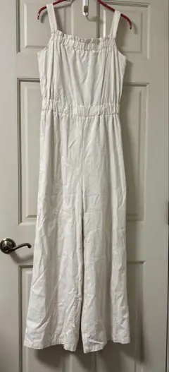 ホワイトストラップ付きジャンプスーツ