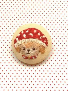 手刺繍 「きのこ犬 赤色」 ハンドメイド～刺繍ブローチ。