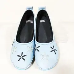 美品　CAMPER　TWINS　本革　フラットシューズ お花刺繍　ブルー　37のサムネイル