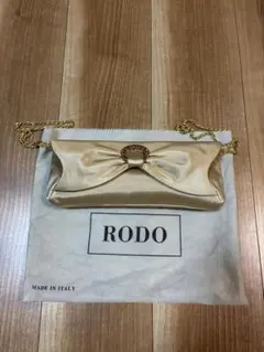 RODO ゴールド サテン クラッチバッグ