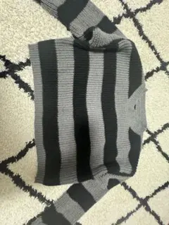 黒とグレーのストライプVネックセーター