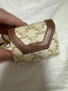 本日限定値下げ CELINE AirPodsケース トリオンフ ホワイトタン 2025年最新】airpods セリーヌの人気アイテム - メルカリ