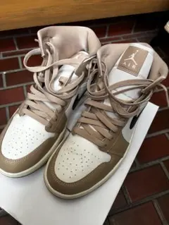 NIKE AIR JORDAN 1 MID