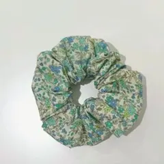 ハンドメイド　ブルー系　リバティ風小花柄シュシュ