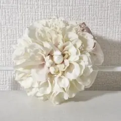 ホワイト花モチーフコサージュ