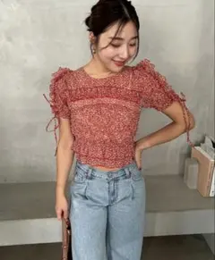 SNIDEL トップス花柄シャーリングブラウス レッドのサムネイル