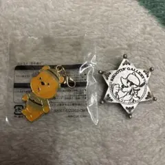 くまのプーさんチャームとグーフィークリップ