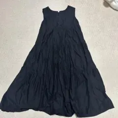 黒のノースリーブティアードドレス